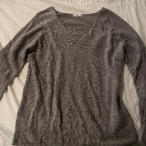 Stickad tröja ifrån JDY - ljusgrå V-Shapead stickad tröja ifrån JDY. Används fåtal gånger. Ord pris. 399kr