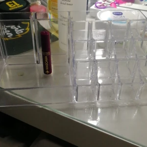 Mini mascara +smink ställ  - Bra skick och smink stället är fint på skrivbordet! 70 kr för båda! 💕💕(Köparen står alltid för frakt) 