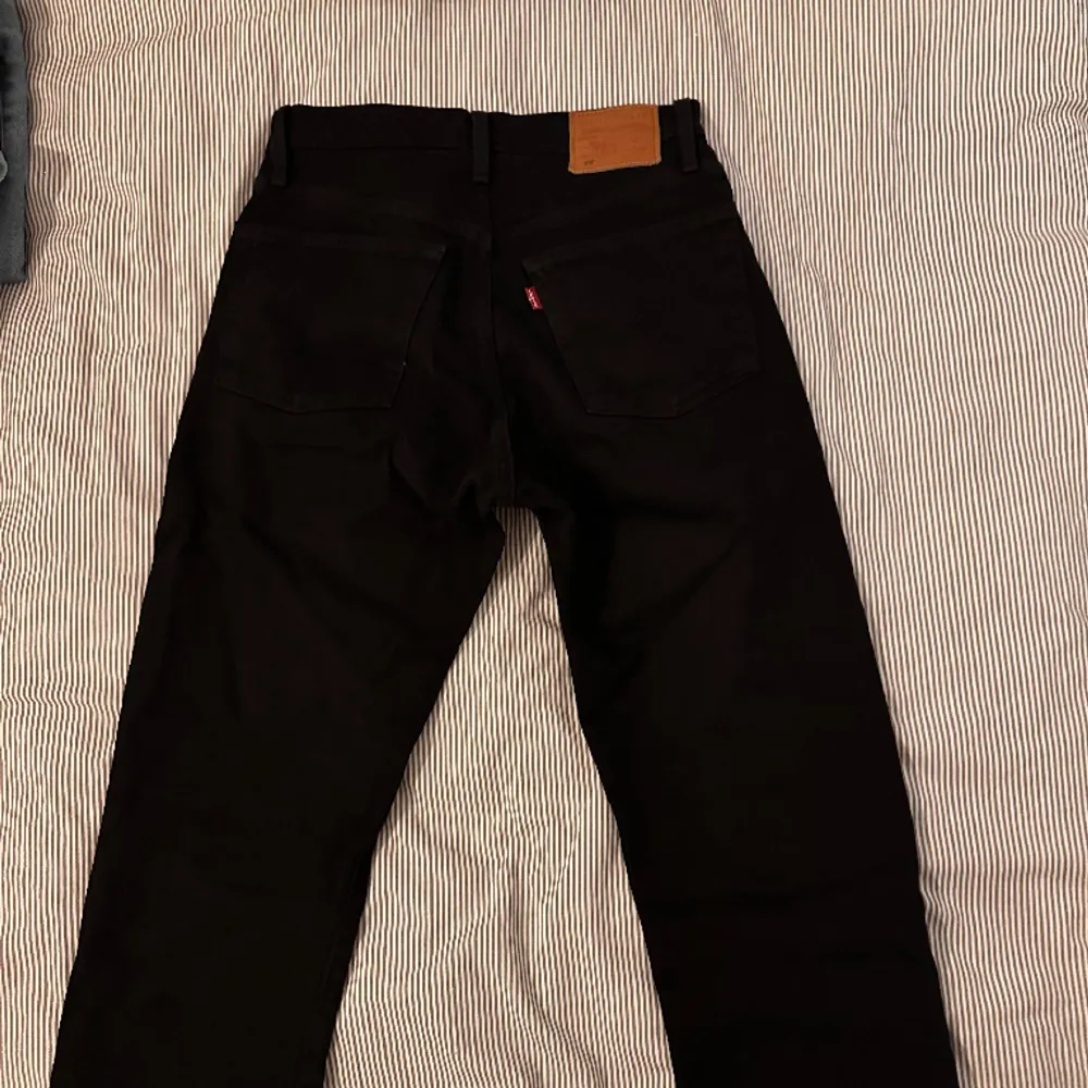 Säljer dessa svarta Levis jeans i modellen 501 som är en slim model. Jeansen passar till nästan allt, skicket är 8-9/10 och är i storleken 25/30 men har sytt upp lite där nere så ungefär 25/28. Hör av er vid frågor, kan diskutera priset . Jeans & Byxor.