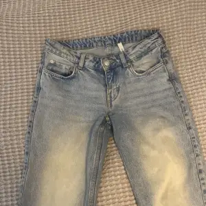 Bra sick! Ett par jätte fina ljusa blåa jeans. Säljer pga för små för mig också där av ingen bild på. Modellen är Arrow ifrån weekday. Stl W25 L32💓