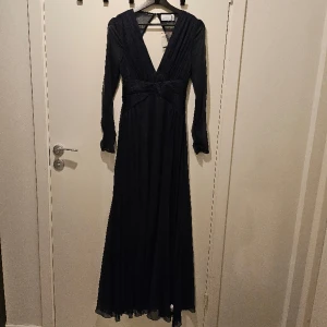 Balklänning Asos - En mörkblå balklänning från Asos i storlek 36! Helt oanvänd och har alla orginallappar kvar plus extra knappar. 