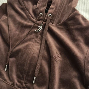 Brun Juicykofta  - Kofta från Juicy couture i nyskick! Supermjuk och fin!😍 Strl Xs