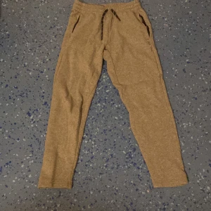 Grå mjukisbyxor - Ett par sköna grå mjukisbyxor utan mudd, perfekta för chill hemma eller på gymmet. Storlek S men skulle säga att de passar bra mellan 168-180