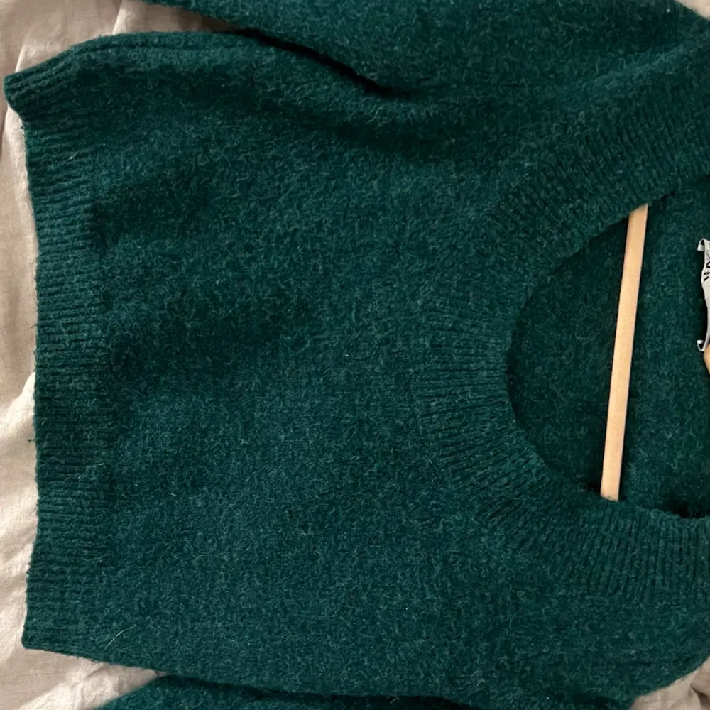 Säljer denna fina gröna stickade tröjan från zara som jag ej använder längre. ❤️. Stickat.
