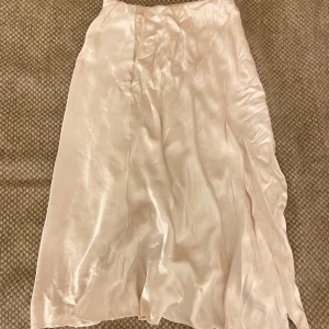 Satin kjol - Lång satin kjol med slits från H&M!