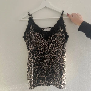 Leopard linne - Ett jättefint linne med leopardmönster, perfekt till sommaren! Strl M men går att justera banden✨(lägger upp igen pga oseriös köpare)