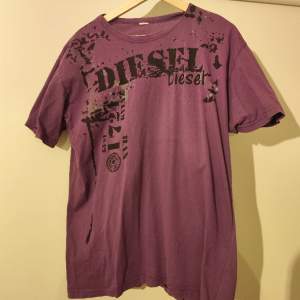 En lila Disel t-shirt med svarta fläckar/mönster, köpt på Second Hand och aldrig använt, passar M/L