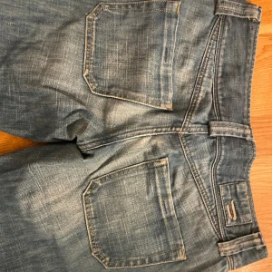 Jeans  - Jättefina jeans passar ej mig tyvärr därför säljer jag dem. Skriv vid frågor ❤️ (lite trasiga nere vid benen)