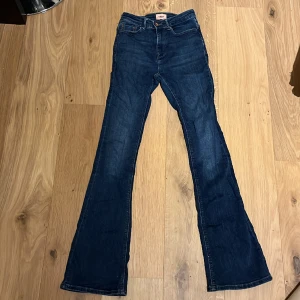 Bootcut jeans - Ett par bootcut jeans från Only i stolek xs/32. Använda ett fåtal gånger, säljes då dem är för små för mig! Priset är ink frakt!