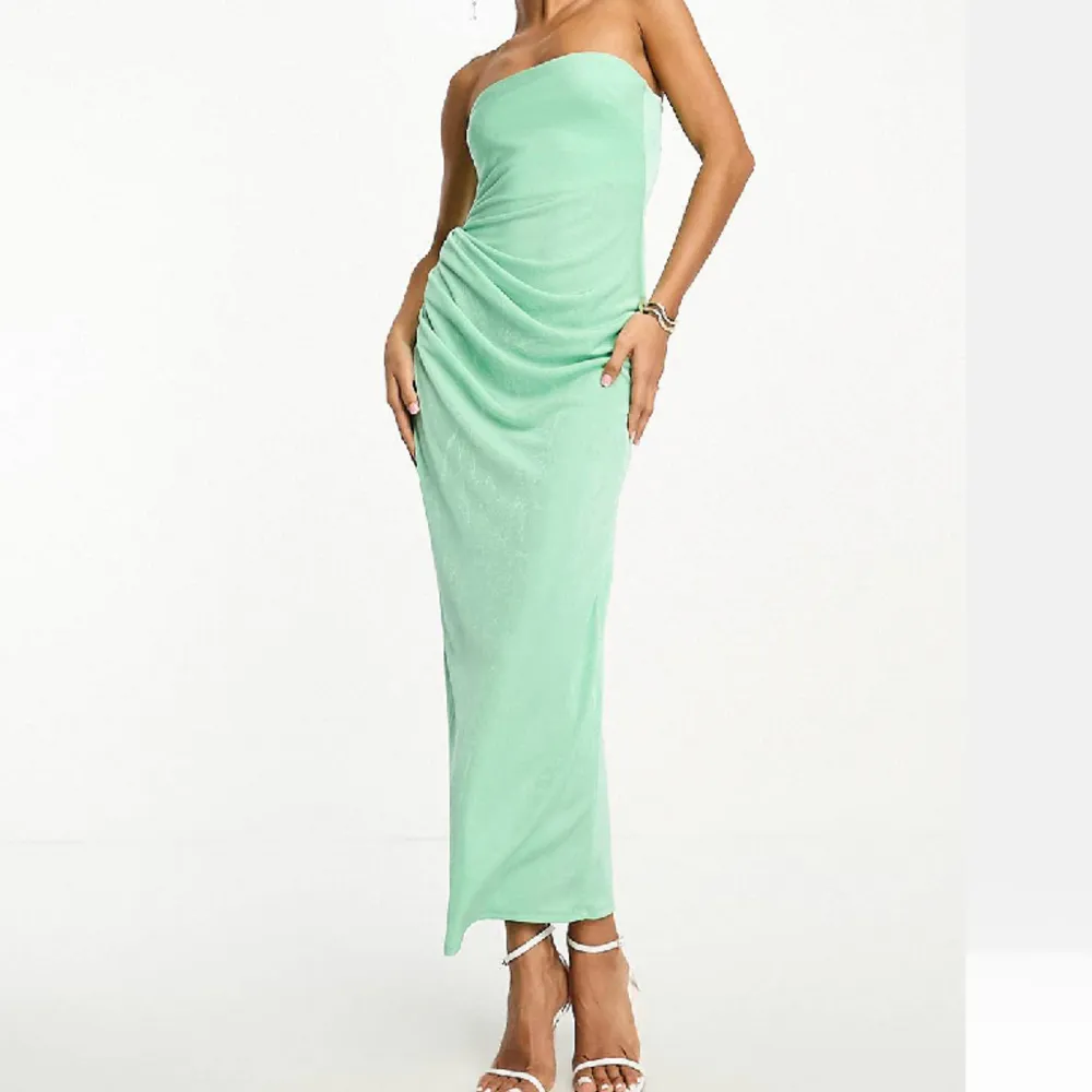 Jättefin semesterklänning med tubmodell och fin mintgrön färg. Helt ny med lappar kvar! Köpte för 599kr säljer för 400kr. Klänningar.
