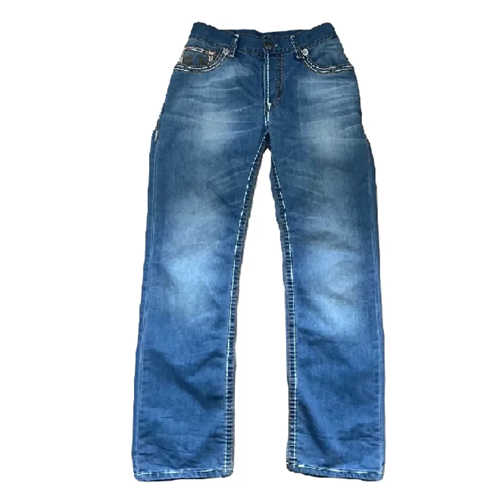 Supersnygga ljusblå true religion jeans! Storlek 36 (jeans-storlek, inte storlek S) men har sytts in, det går dock att sprätta upp då allt tyg är kvar. Nuvarande midjemått efter att ha sytts är 78 cm, innerbenslängden är ca 82 cm! . Jeans & Byxor.