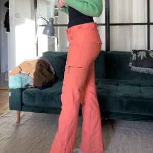 Skidbyxor - Säljer mina jättesnygga skidbyxor ifrån Roxy Pga för små. Bra skick! Nypris 2400kr. Kan mötas upp i Stockholm/Uppsala 