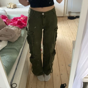 intresse koll på mina cargos - väl använda, passar inte riktigt längre. bra skick och har as smarta snören längst ner som man kan knyta runt vristen om dom är för långa. dom är köpta på amazon för typ 400-450kr? i storlek S men skulle säga att dom är mindre typ xs eventuellt xxs