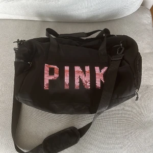 Träningsväska - Säljer denna snygga träningsväska då jag köpt en ny. Den är i fint skick men kommer dessvärre inte till användning. 