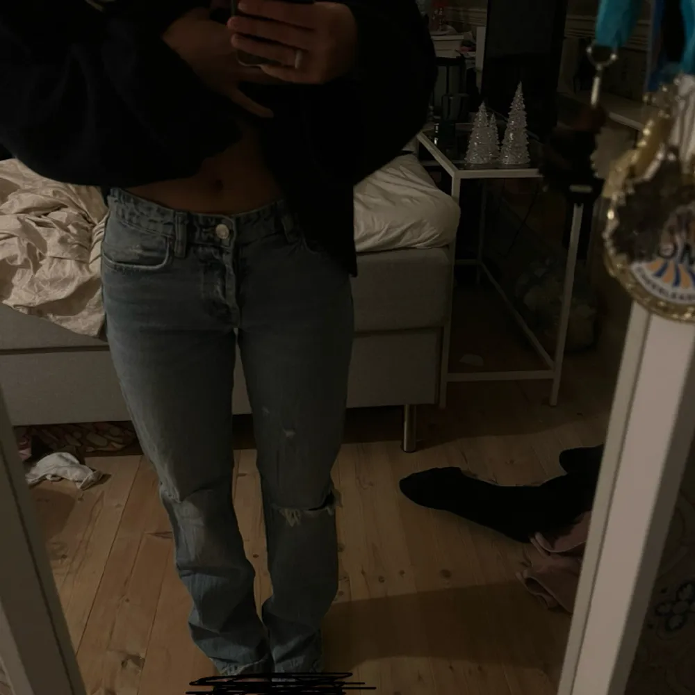 Skit snygga jeans med hål men kommer aldrig till användning då dom är lite långa på mig🥲 Som nya knappt använda🩷. Jeans & Byxor.
