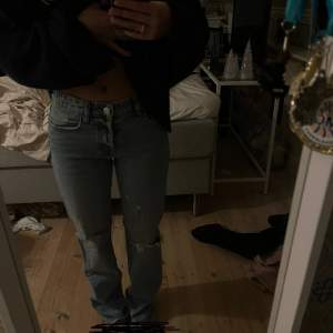 Skit snygga jeans med hål men kommer aldrig till användning då dom är lite långa på mig🥲 Som nya knappt använda🩷