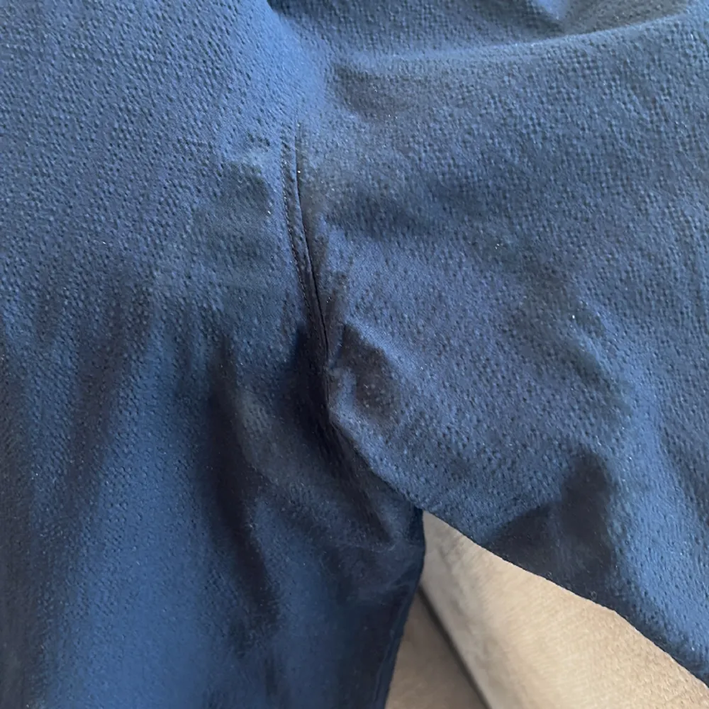 Mörkblå skjorta i bäckebölja Skick: Bra överlag, aningen missfärgad vid nacke och armhåla (se bild). Skjortor.