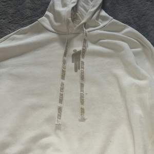 billie eilish hoodie från h&m. inga hål eller fläckar. är lite oversized. använd fåtal gånger. skriv innan du köper💕