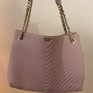 Ljus rosa Victoria secret handväska, köpt för drygt 1 år sen, säljer pga ingen användning 💕