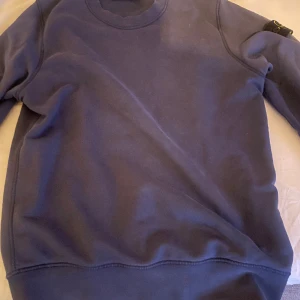 Stone Island Sweatshirt - Stone Island tröja, bra skick. Marinblå färg som passar till allt! Tvättad ca 2 gånger. Bra passform