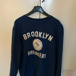 Sweatshirt  - Säljer denna blåa sweatshirt i storlek L från Lager 157. Mycket bra skick. 