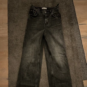 Jeans  - Jeans ifrån Zara, väldigt lite använda därför jag säljer de! De är i storlek 38 och väldigt välbehandlade 