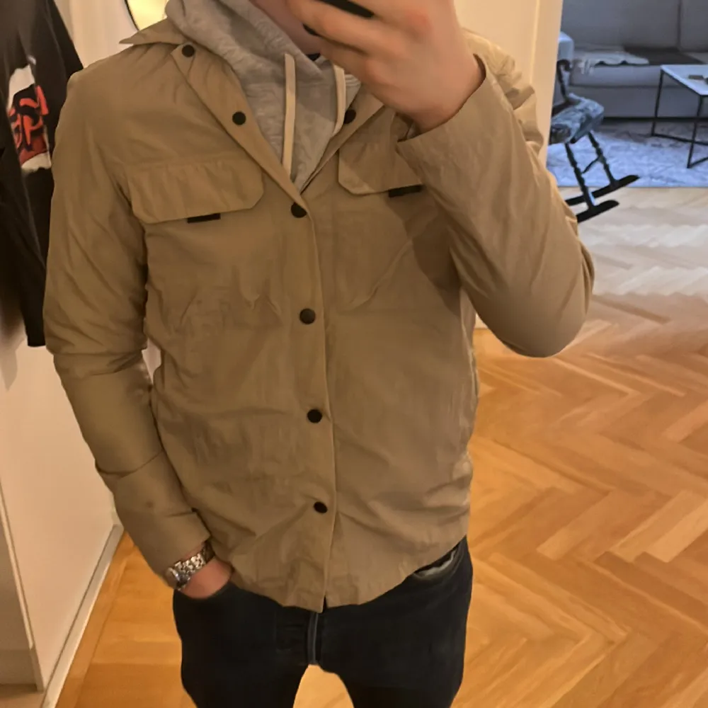 Hej säljer nu denna jätte snygga sköna overshirt jackan som är för liten för mig! Jacka är köpt på Hm han på bilden är 178 jackans storlek X- Small. Hör av dig om eventuella frågor . Jackor.