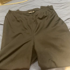 Svarta byxor - Svarta boohoo byxor Samma material som kostymbyxor Oanvända