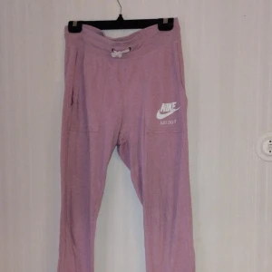 Rosa Nike mjukis byxor  - Bra skick bara använd några enstaka gånger.  Tunnt tyg men endå lite värmande. 