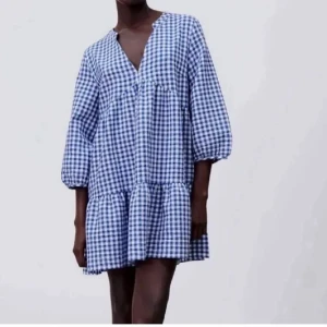 Rutig Zaraklänning - Säljer denna fina populära Zara klänning. Perfekt för sommaren! Använd fåtal gånger men säljer pga jag har för många klänningar🙈 storlek M, passar mig som är 168 cm. Finns ej att köpa längre💕