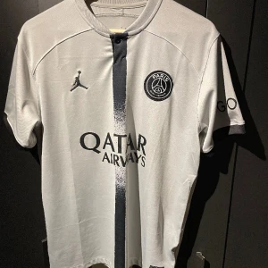 Psg fotbollströja - Väldigt fint skick. Endast använd ett fåtal gånger. Säljer då den inte används längre. Hör av dig vid frågor. 