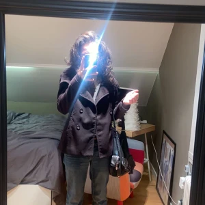 Svart Kappa - Säljer nu denna jätte fina kappa som inte går att köpa längre! Kappan är från HM och är väldigt enkel att styla. Den är även i väldigt bra skick. Kappan är perfekt nu till våren men funkar även på sommaren och hösten!