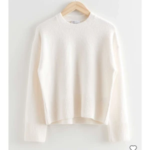 Stickad tröja - Säljer nu min fina vita stickade tröja ifrån & other stories då den tyvärr blivit lite för liten. Den är i superfint skick❤️skriv privat för fler bilder😊Nypris 490kr