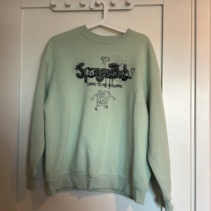 Collage tröja Svampbob - En bekväm svampbob tröja i fint skick, skulle kalla de hoodie fast utan luvan.  Djur finns i hemmet