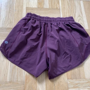 Lululemon shorts vinröda  - Väldigt bra skick, nypris nästan 800 kr, vinröd färg, storlek 4 men passar som en xs eller xxs, sjuster bar storlek 