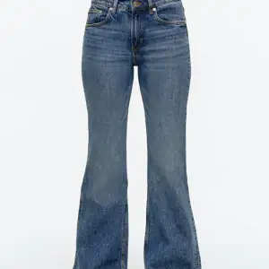 Midwaist jeans från Arket. Ny pris 990kr. Jag säljer för 599. Använda 2 gånger så condition 10/10