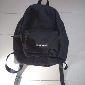 Svart supreme backpack 1.1   Skriv för fler bilder