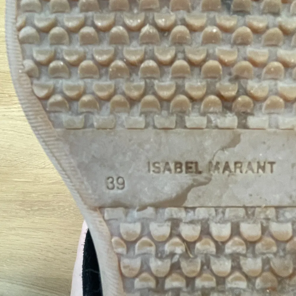 Supersnygga Isabel Marant skor i toppskick.  Säljer enbart för att dom är en storlek för små för mig 💕✨ Använda fåtal gånger. Storlek 39.  Modellen är ”Bekett Suede Sneakers”  (Finns tyvärr ingen skokartong, dustbag eller äkthetsintyg) Nypris 5900kr. Skor.