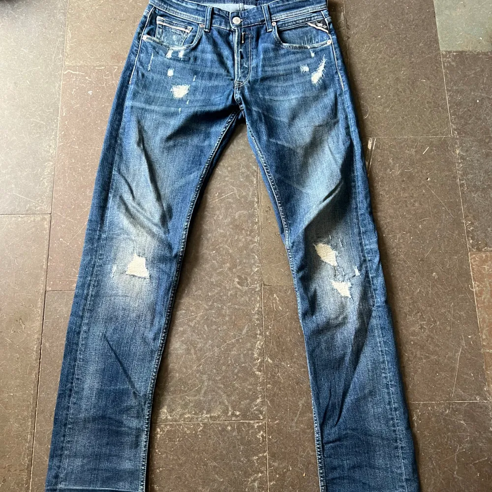 Ett par oanvända Replay Grover Jeans, Size 29 waist,  Length 34. Nypris ca 2300 kr, köpta på Nk Stockholm.. Jeans & Byxor.