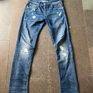 Ett par oanvända Replay Grover Jeans, Size 29 waist,  Length 34. Nypris ca 2300 kr, köpta på Nk Stockholm.