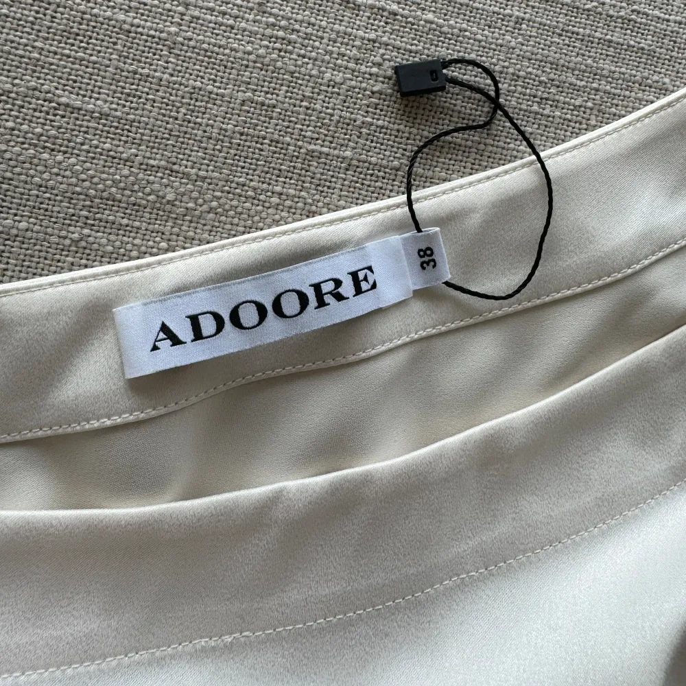 Säljer denna super fina vita klänning från Adoore som tyvärr var lite liten för mig! (Min kompis på bilden)Helt oanvänd annars! Nypris 1395kr!. Klänningar.