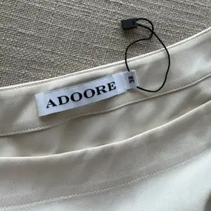Säljer denna super fina vita klänning från Adoore som tyvärr var lite liten för mig! (Min kompis på bilden)Helt oanvänd annars! Nypris 1395kr!
