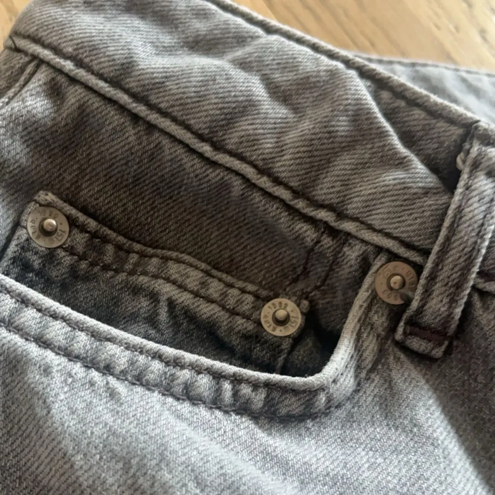 Säljer dessa jättefina gråa lågmidjade jeansen då de tyvärr inte kommer till användning . Jeans & Byxor.