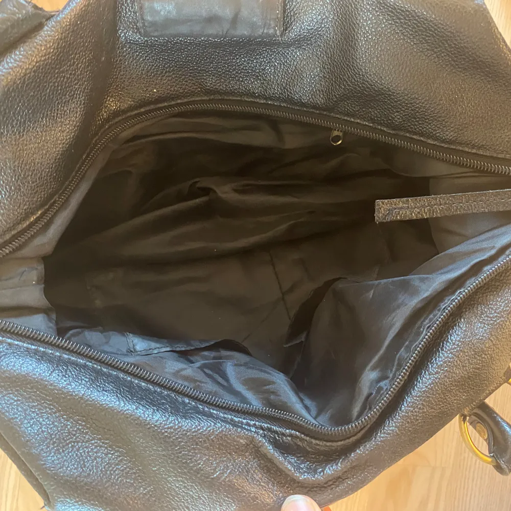 Följ mig gärna då jag lägger upp liknande plagg 🌼 Säljer denna super söta svarta väska. Den är i jätte bra skick, skriv gärna om du har frågor ❤️ Går super att trycka på köp nu annars ❤️. Väskor.