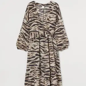 Säljer denna Adoore-liknande klänning från H&M i storlek S. Superfin modell med band i midjan som även kan tas bort om man önskar. Väldigt fint skick! Kom med prisförslag i DM vid intresse 🥰