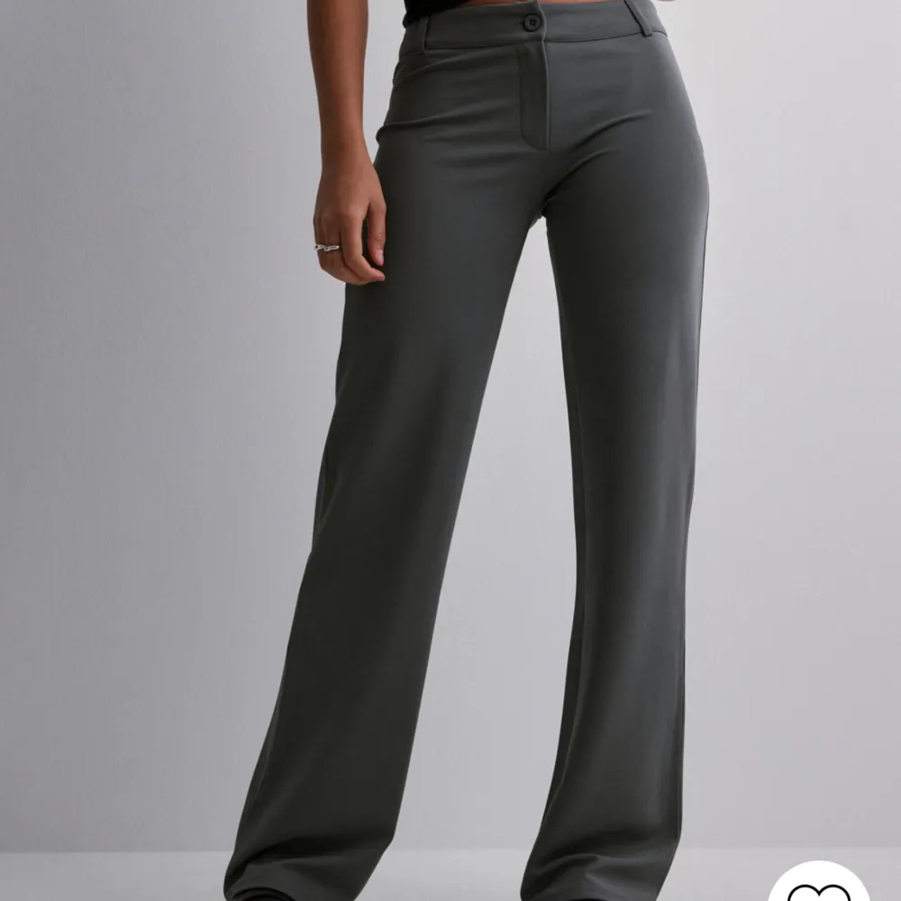 Lågmidjade mörkgrå kostymbyxor i storlek S. Helt nya med lappen kvar. . Jeans & Byxor.