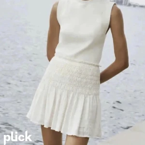 Vit kjol zara - Så fin kjol från zara i bomull som är asskön på sommaren 😘 storlek XS men passar S-M också pga resår i midjan! Har en liten fläck som knappt märks (bild 5) den går säkert bort med vanish har ej orkat testa hehe 😁😹