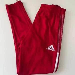 Adidas fotbollsbyxor - Adidas fotbollsbyxa i stl S. Sparsamt använda! Som nya! 