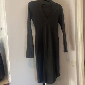 Mörkgrå klänning  - Oanvänd klänning från BikBok. Väldigt skön i materialet och sitter inte för tajt i mitt tycke. (Pris kan diskuteras)