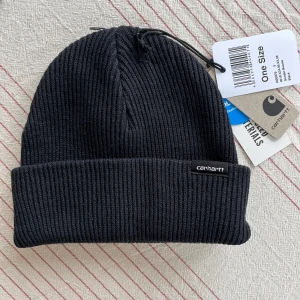 NY! Carhartt mössa - Ny och oanvänd carhartt mössa. Modell Fordan Beanie i svart. Nypris 350kr. Köparen betalar frakten. 